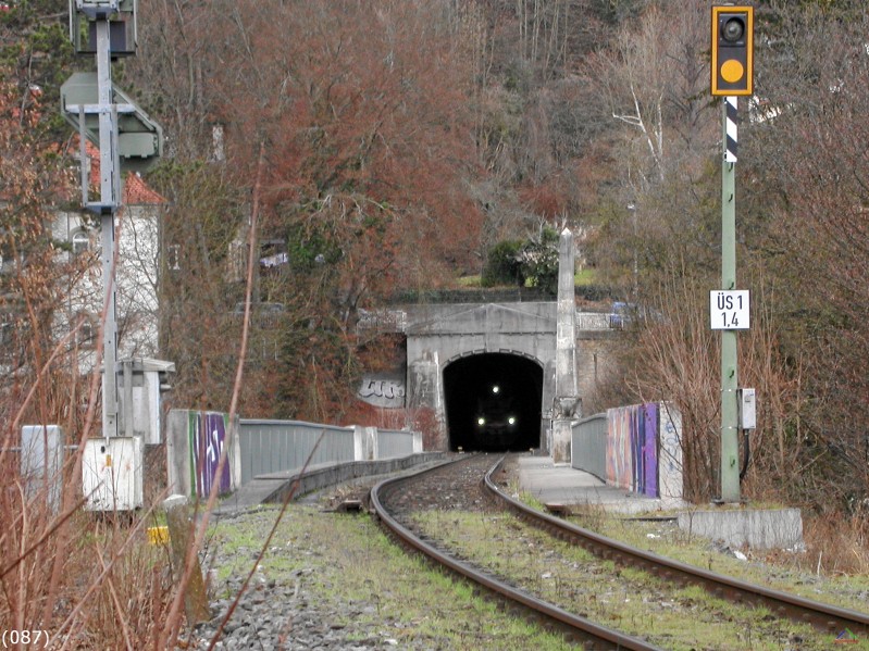 Bahn 087.jpg - Der Schlossbergtunnel auf der Ammertalbahn von Tübingen nach Herrenberg.